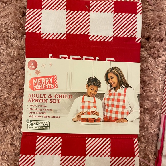 NWT Christmas Adult and Child Matching Apron Sets - Picture 2 of 9
